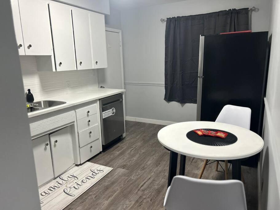 Appartamento Cute Highland Park Upper B Unit YYC Esterno foto